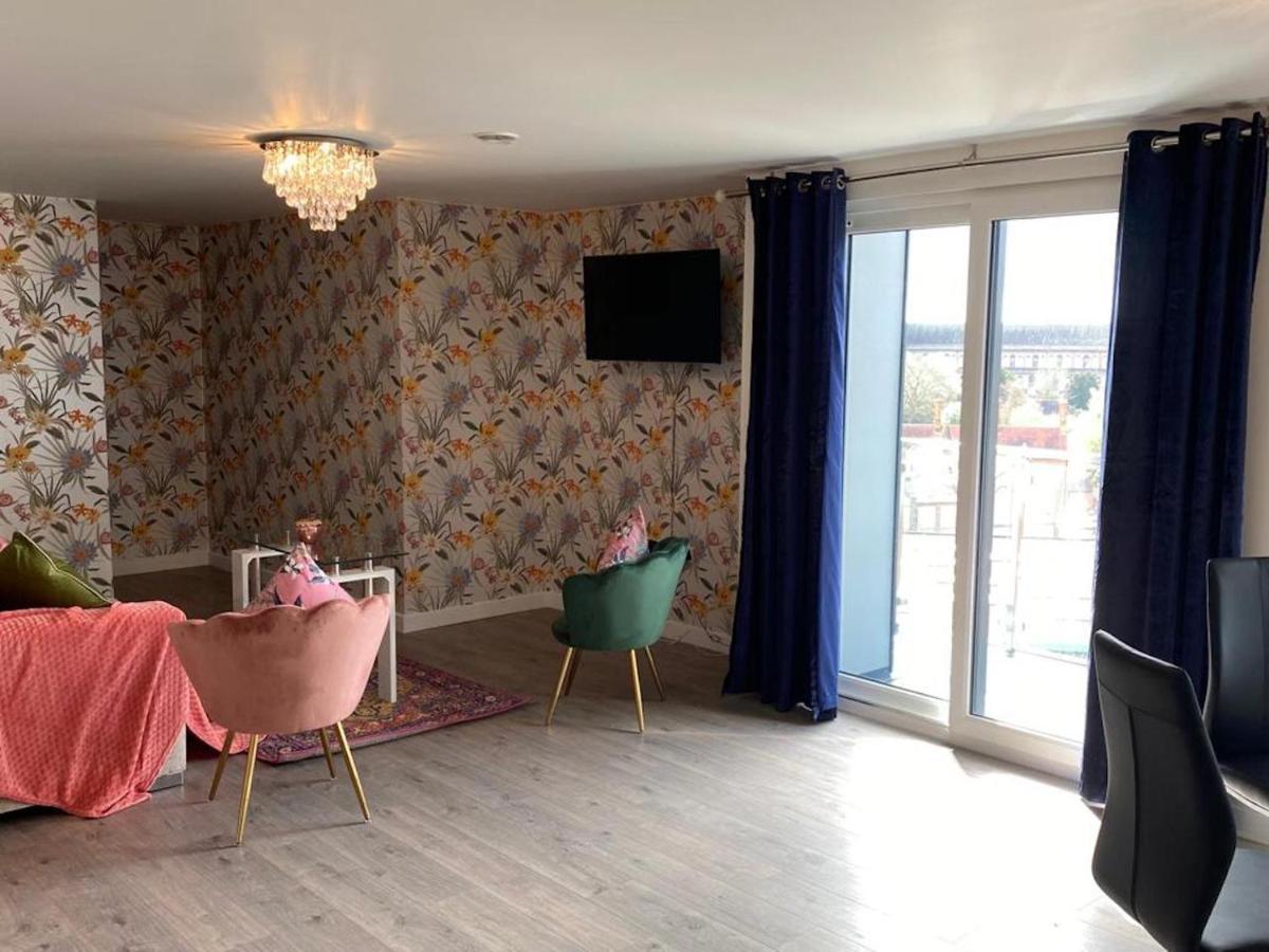 Central 2 Bed Newly Built Duplex Penthouse With Free Gated, On-Site Parking, Lift Access, Self Check-In, Super Fast Wifi, Two Cathedral View Terraces & Sleeps 6 Peterborough Ngoại thất bức ảnh